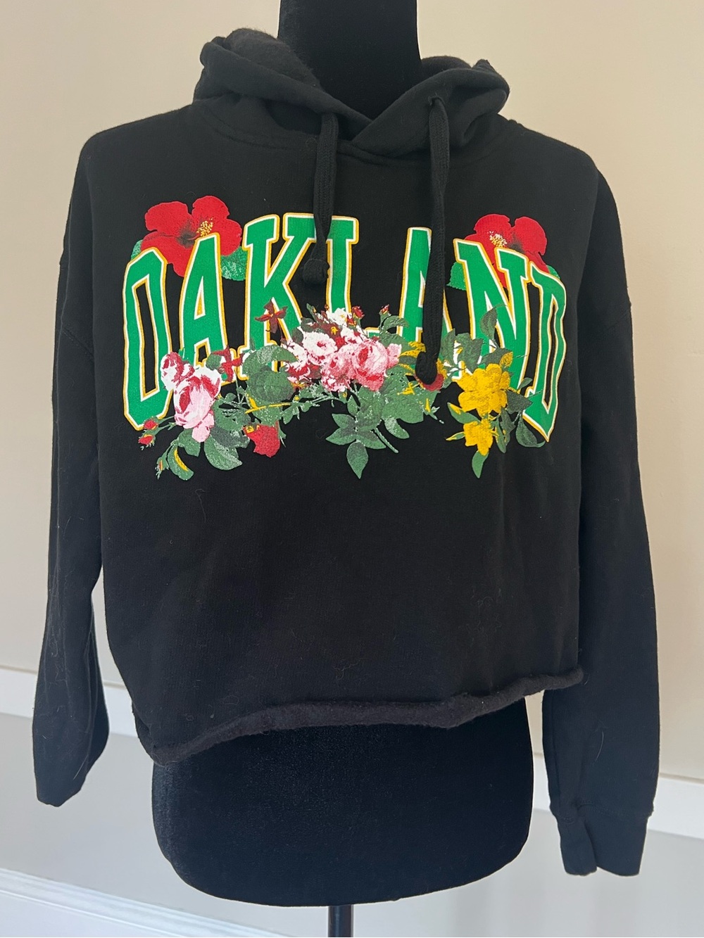 Oakland's Own Black Cropped Crew Neck Sweatshirt Green Bold Font Floral Sz M
